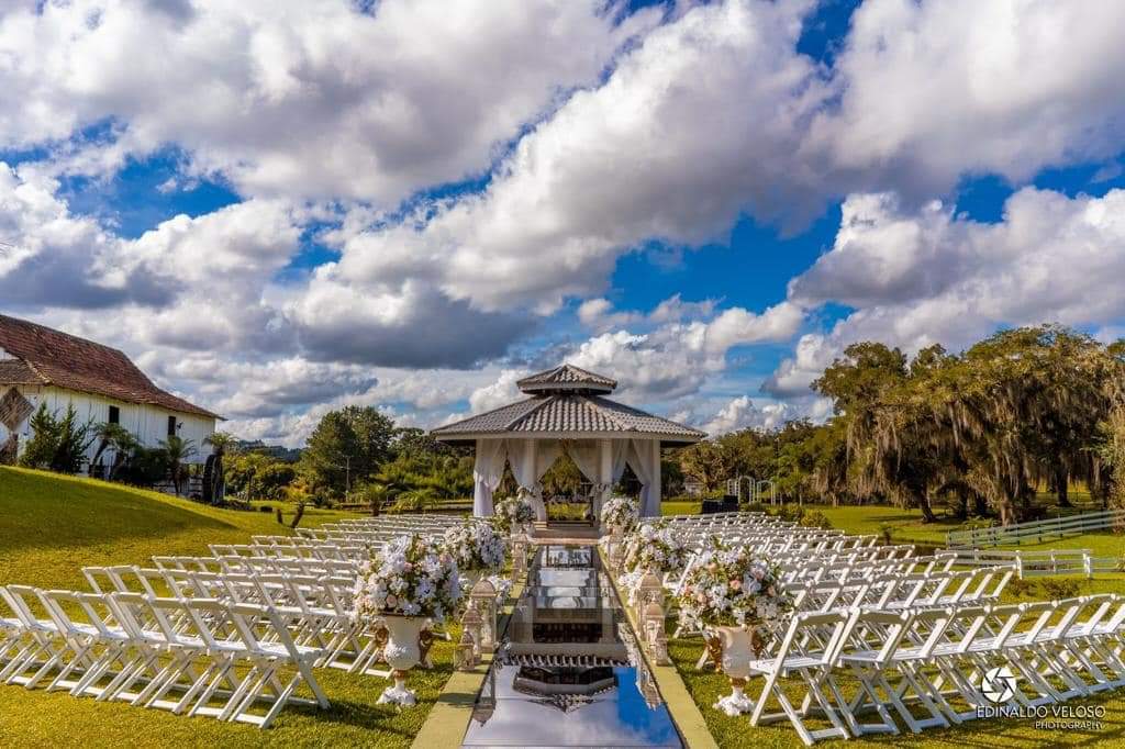 Altar de cerimônia ao ar livre sob o céu